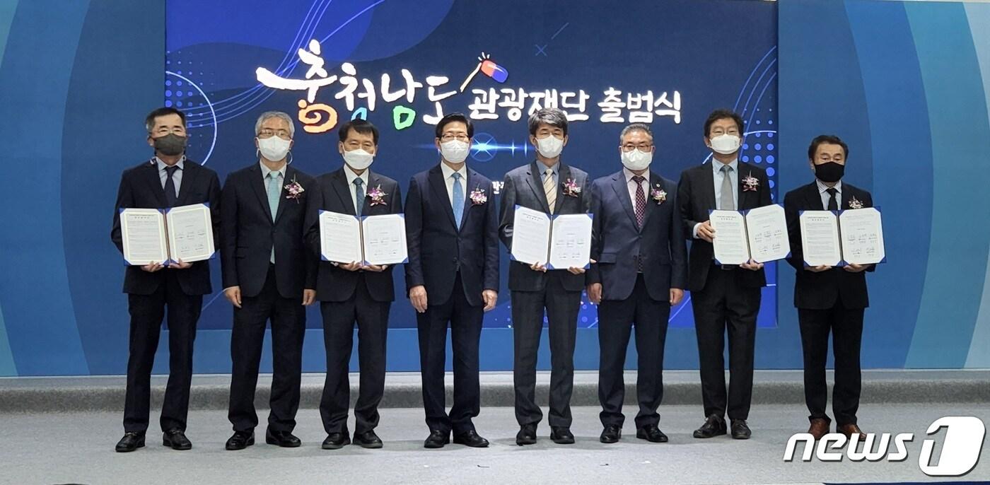 본문 이미지 - 20일 충남도관광재단 출범식에서 대전관광공사, 한국관광공사, 전북도문화관광재단, 전남도관광재단 등 5개 기관이 대전·충남·전라권 초광역 관광 협력 체계 구축을 위한 업무협약을 체결하고 기념촬영을 하고 있다.(대전관광공사 제공)ⓒ 뉴스1