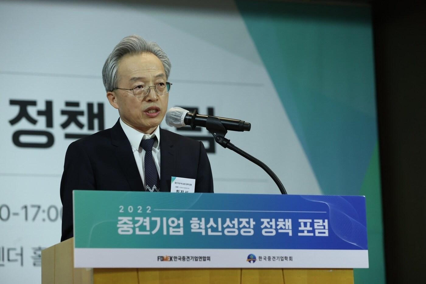 본문 이미지 - 최진식 한국중견기업연합회장이 20일 63컨벤션센터에서 열린 중견기업 혁신성장 정책 포럼 출범식에서 발언하고 있다. (한국중견기업연합회 제공) ⓒ 뉴스1