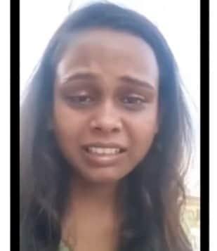 본문 이미지 - 인도의 유명 배우 겸 가수 실피 라지가 누리꾼들에게 자신의 사생활을 담은 영상을 공유하지 말아달라고 호소하며 눈물을 흘렸다 (인디아타임스 갈무리) ⓒ 뉴스1