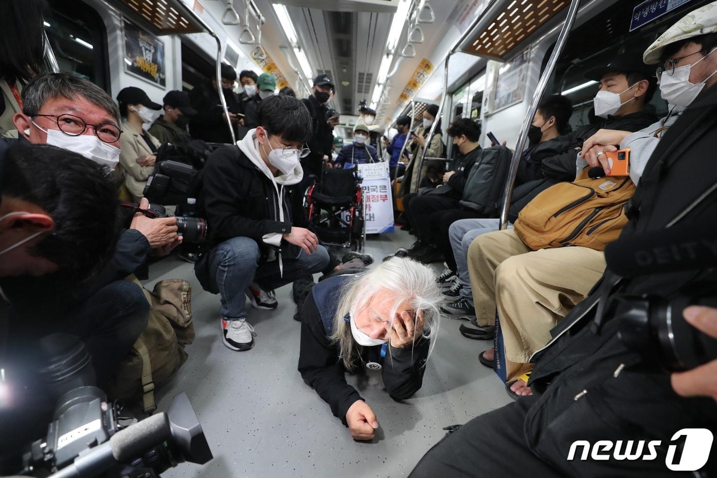 본문 이미지 - 박경석 전국장애인차별철폐연대(전장연) 공동대표가 21일 오전 서울 경복궁역 3호선 열차에서 장애인권리예산 확보 촉구 시위를 펼치고 있다. 2022.4.21/뉴스1 ⓒ News1 구윤성 기자