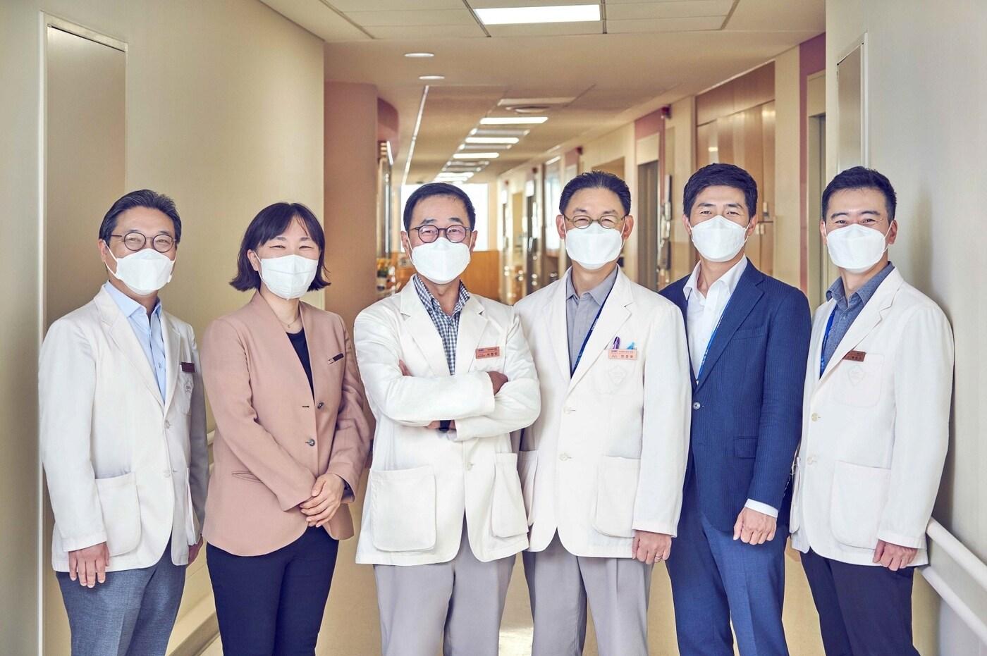 본문 이미지 - 삼성서울병원 소아청소년센터 의료진 모습(시몬스 침대 제공) ⓒ 뉴스1
