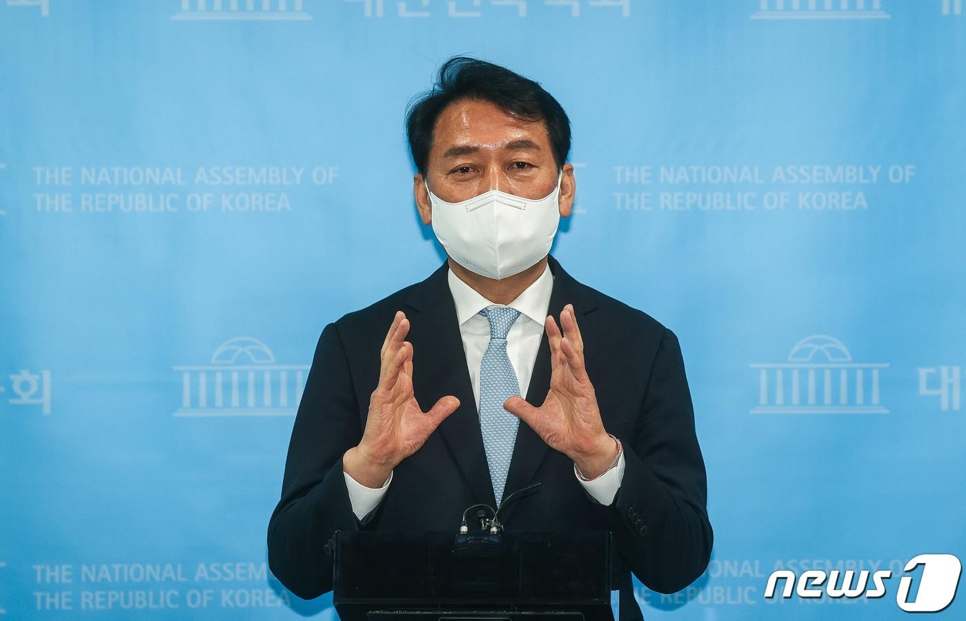 본문 이미지 - 강원지사 출마를 요청받은 이광재 민주당 의원이 21일 서울 여의도 국회 소통관에서 '강원도 전성시대를 위해 당에 5가지를 제안합니다' 기자회견을 마친 후 취재진 질문에 답하고 있다. (공동취재) 2022.4.21/뉴스1 ⓒ News1 유승관 기자
