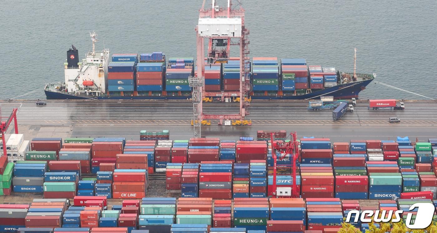 4월 21일 부산 남구 신선대 부두에서 컨테이너선들이 하역작업을 하고 있다.(자료사진) 2022.4.20/뉴스1 ⓒ News1 김영훈 기자