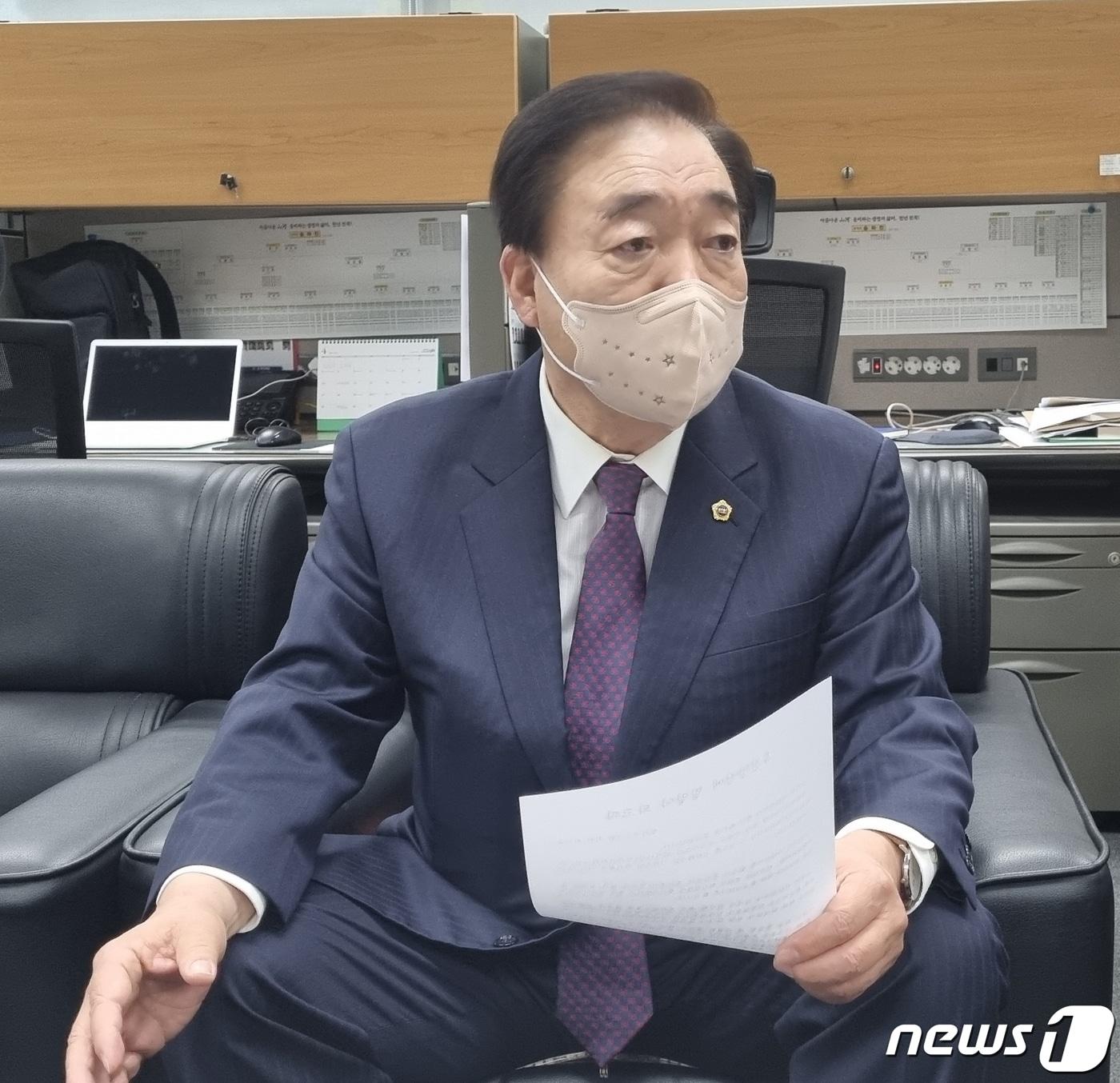 본문 이미지 - 21일 최찬욱 전북도의원이 전북도의회 기자실을 방문해 기자들을 만나 이야기를 나누고 있다.2022.4.21/뉴스1