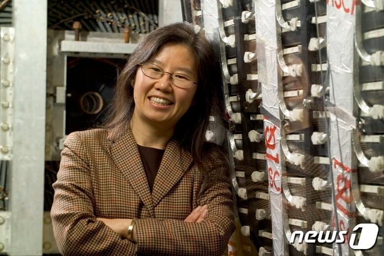 본문 이미지 - ‘충돌의 여왕’으로 불리는 김영기 시카고대 석좌교수(물리학과장)는 “세대 간, 조직 간, 사람 간 ’충돌’이 발전을 이룬다”고 강조했다. 그는 오는 7월 1일 재미한인과학기술자협회(KSEA) 제51대 회장에, 2024년 1월 미국물리학회장에 취임한다. 사진은 페르미연구소 제공. ⓒ 뉴스1