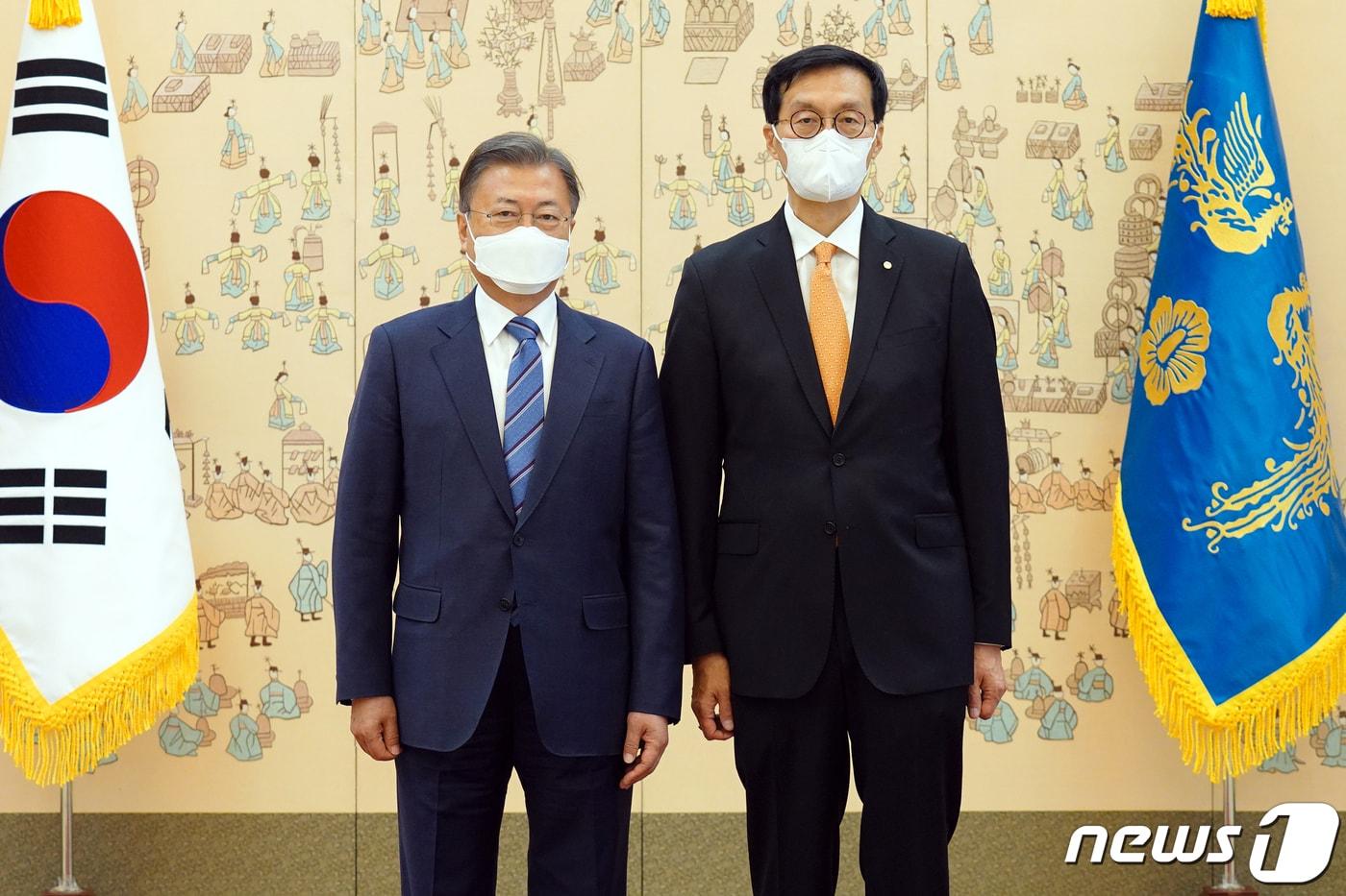 본문 이미지 - 문재인 대통령이 21일 청와대에서 이창용 신임 한국은행 총재에게 임명장 수여 후 기념촬영을 하고 있다.(청와대 제공)2022.4.21/뉴스1 ⓒ News1 이광호 기자
