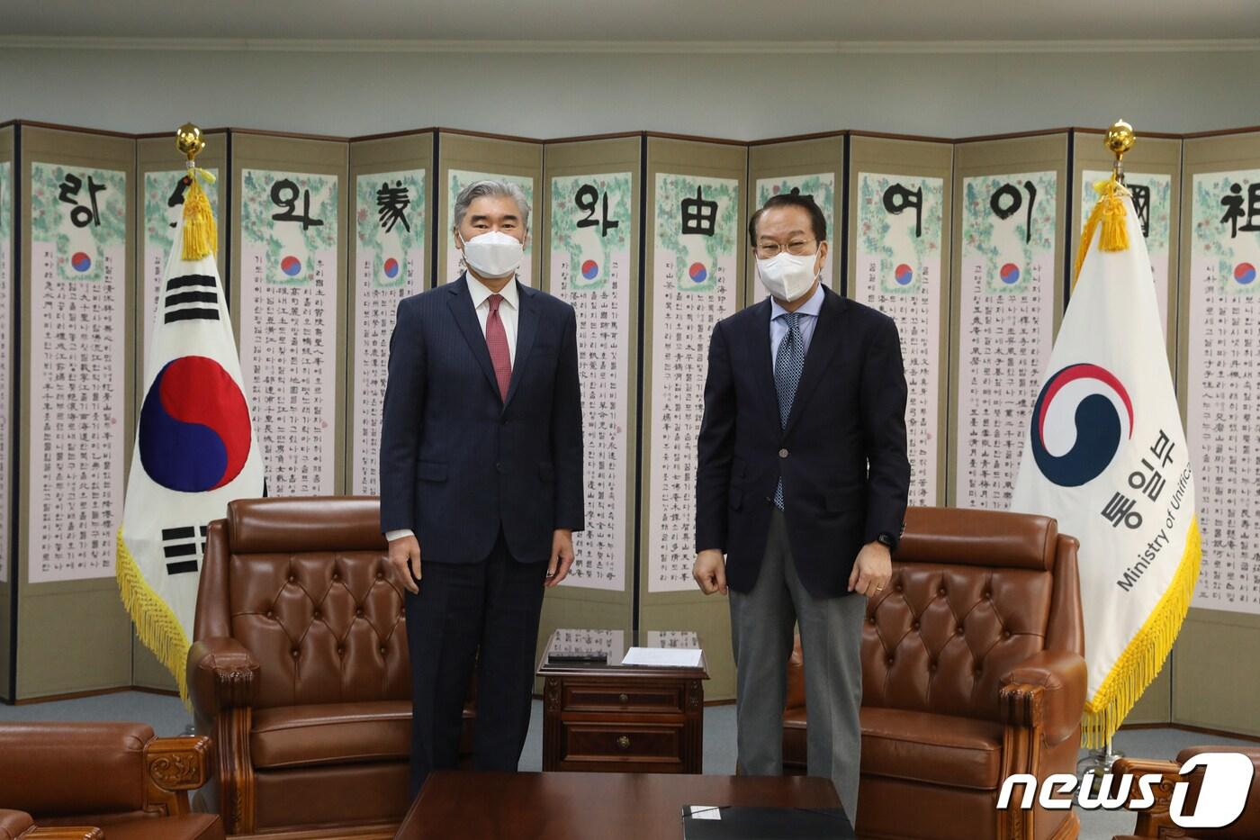 본문 이미지 - 권영세 통일부 장관 후보자(오른쪽)와 성 김 미국 국무부 대북특별대표 (권영세 후보자 측 제공) ⓒ 뉴스1