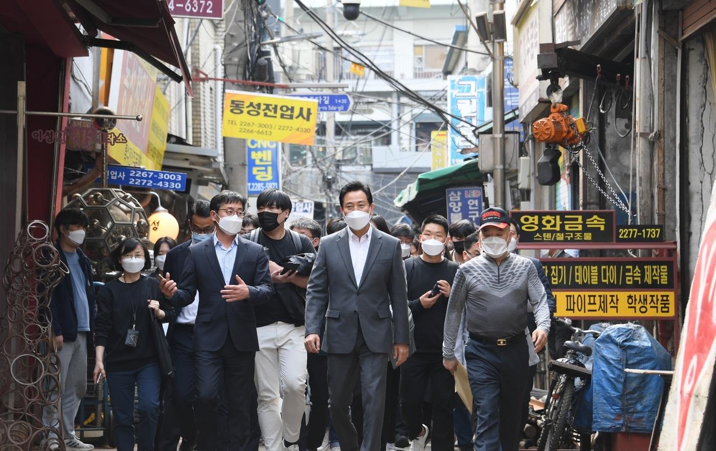 오세훈 서울시장이 21일 오후 서울 중구 세운상가 일대를 둘러보고 있다(서울시 제공).ⓒ 뉴스1