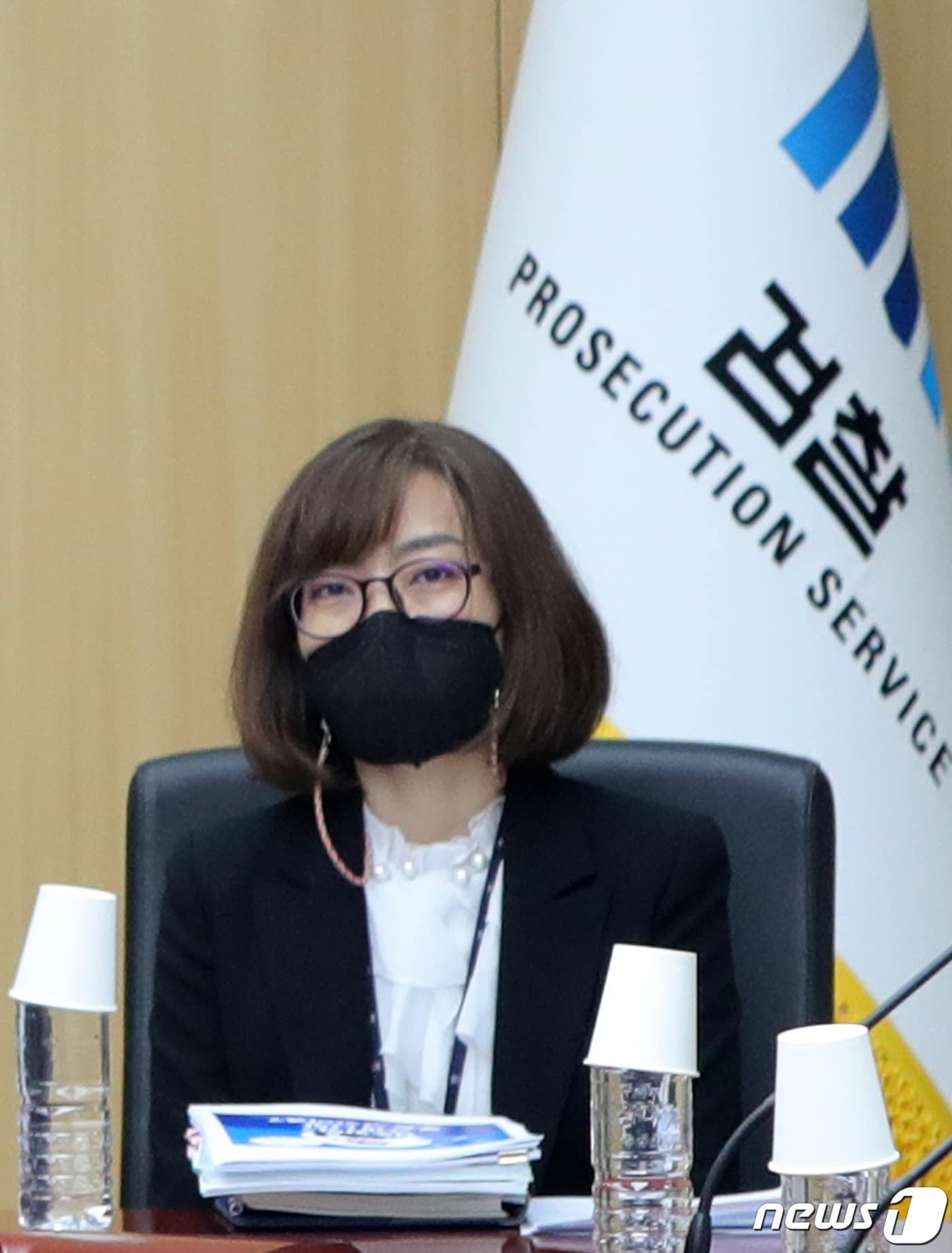 본문 이미지 - '계곡 살인' 사건이 최초로 접수됐을 당시 경찰 수사를 지휘했던 안미현 전주지검 검사(사법연수원 41기)가 21일 전북 전주시 전주지검 중회의실에서 '검수완박'과 관련해 발언하고 있다.2022.4.21./ⓒ 뉴스1