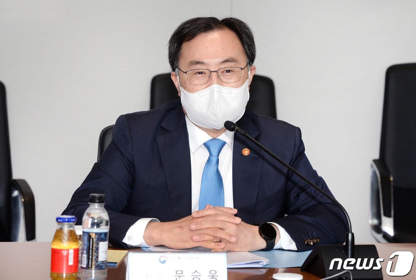본문 이미지 - 문승욱 산업통상자원부 장관이 21일 오후 여수산업단지공단 LG화학 본관동 회의실에서 청정수소 산업계 간담회를 주재하고 있다. 이날 문 장관은 "청정수소가 조속히 경제성을 갖추고 안정적인 수요처를 확보할 수 있도록 지원하겠다＂고 밝혔다. (산업통상자원부 제공) 2022.4.21/뉴스1
