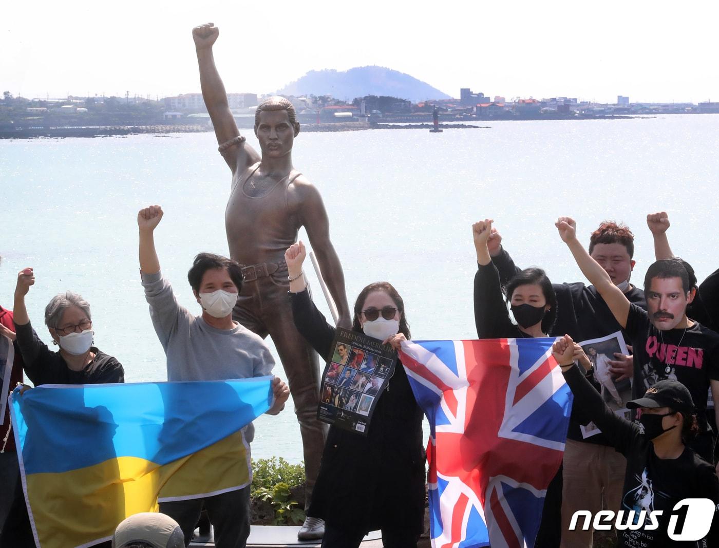 본문 이미지 - 21일 오후 제주시 애월읍에 위치한 해안가 언덕에서 진행된 퀸 프레디 머큐리 기념 공인 동상 제막식에서 팬들이 기념사진을 찍고 있다.2022.4.21/뉴스1 ⓒ News1 오현지 기자