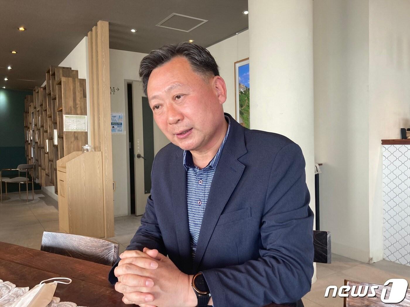 본문 이미지 - 김철훈 부산 영도구청장이 영도구 한 카페에서 인터뷰를 하고 있다.ⓒ 뉴스1 백창훈 기자
