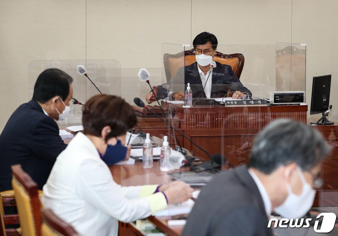 본문 이미지 - 김영식 국회 과학기술정보방송통신위원회 국민의힘 간사가 21일 서울 여의도 국회에서 열린 과방위의 정보통신방송법안심사소위원회에서 의사봉을 두드리고 있다. 이날 소위에서는 망 사용료와 관련한 전기통신사업법 개정안 6건을 포함, 여야간 혹은 부처 이견으로 논의하지 못했던 법안을 다룬다. (공동취재) 2022.4.21/뉴스1 ⓒ News1 유승관 기자