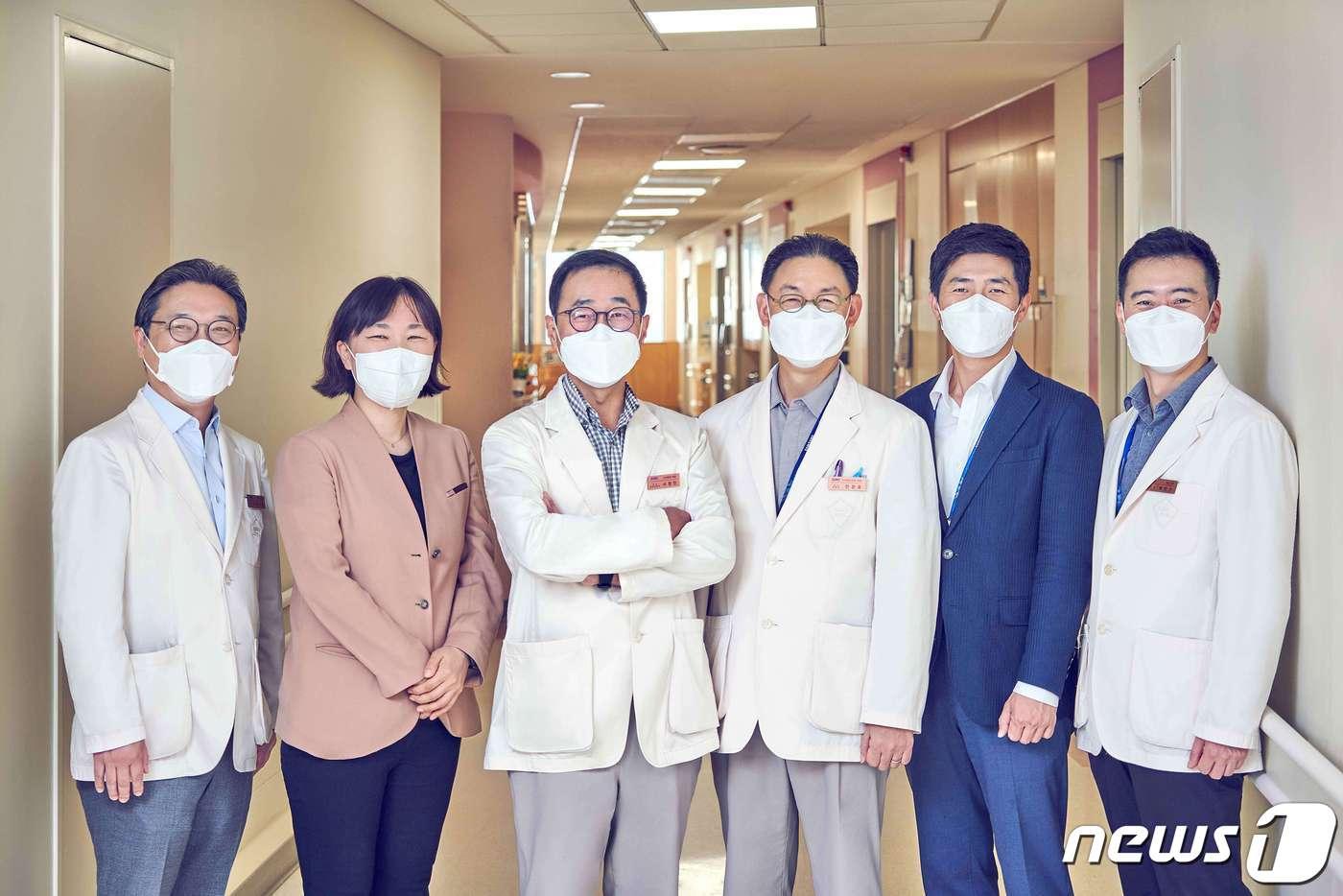 본문 이미지 - 시몬스는 3년째 삼성서울병원을 통해 소아청소년 환아 기부를 이어오고 있다. 사진은 기부 의료를 함께 실천하는 삼성서울병원 소아청소년센터 의료진의 모습. (삼성서울병원 제공) ⓒ 뉴스1