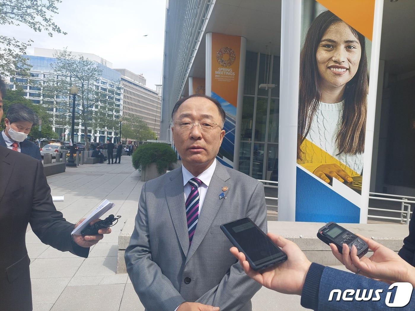 본문 이미지 - 홍남기 부총리 겸 기획재정부 장관이 21일(현지시간) 미 워싱턴DC 세계은행(WB) 앞에서 특파원들과 질의응답을 하고 있다. ⓒ 뉴스1