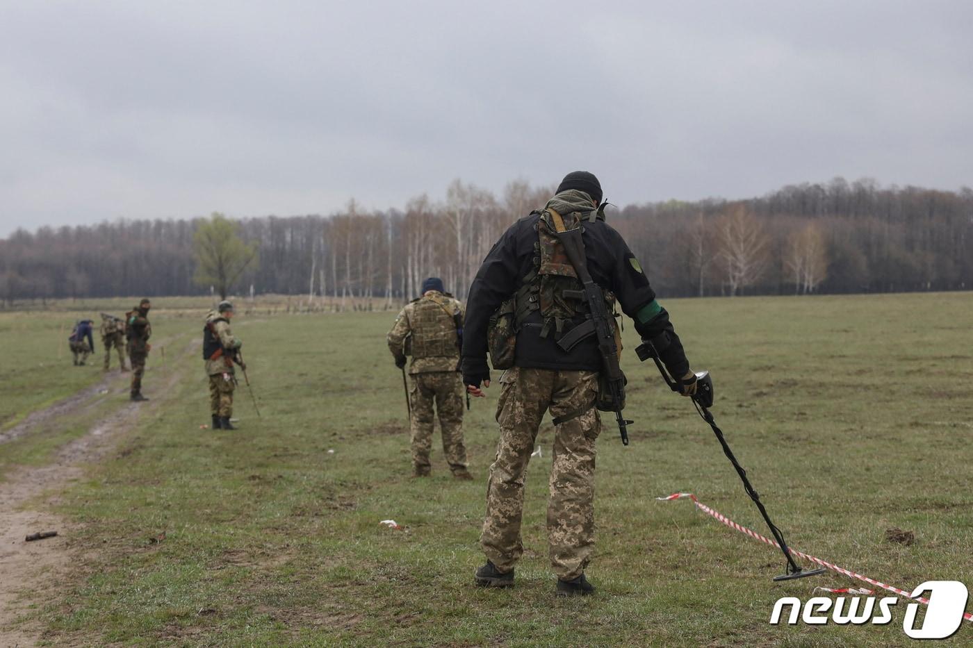 본문 이미지 - 21일 (현지시간) 우크라이나 수도 키이우에서 병사들이 러시아 군의 불발 폭탄과 지뢰를 탐지하고 있다. ⓒ 로이터=뉴스1 ⓒ News1 우동명 기자