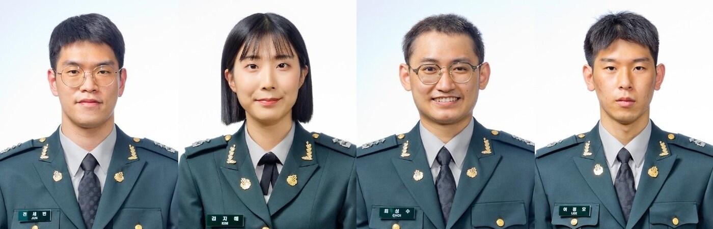 본문 이미지 - 왼쪽부터 22일 열린 국군의무학교 임관식 국방부 장관상 수상자 전세빈 대위와 김지혜 중위, 합참의장상 수상자인 최성수 대위와 이정모 중위. (국군의무학교 제공) ⓒ 뉴스1