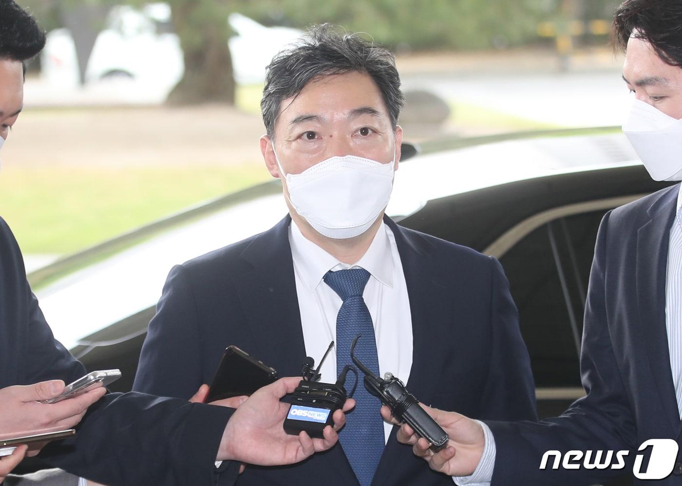 본문 이미지 - 김오수 검찰총장이 22일 오전 서울 서초구 대검찰청으로 출근하며 취재진의 '검수완박(검찰 수사권 완전 박탈)' 관련 질문에 답변하고 있다. 2022.4.22/뉴스1 ⓒ News1 송원영 기자