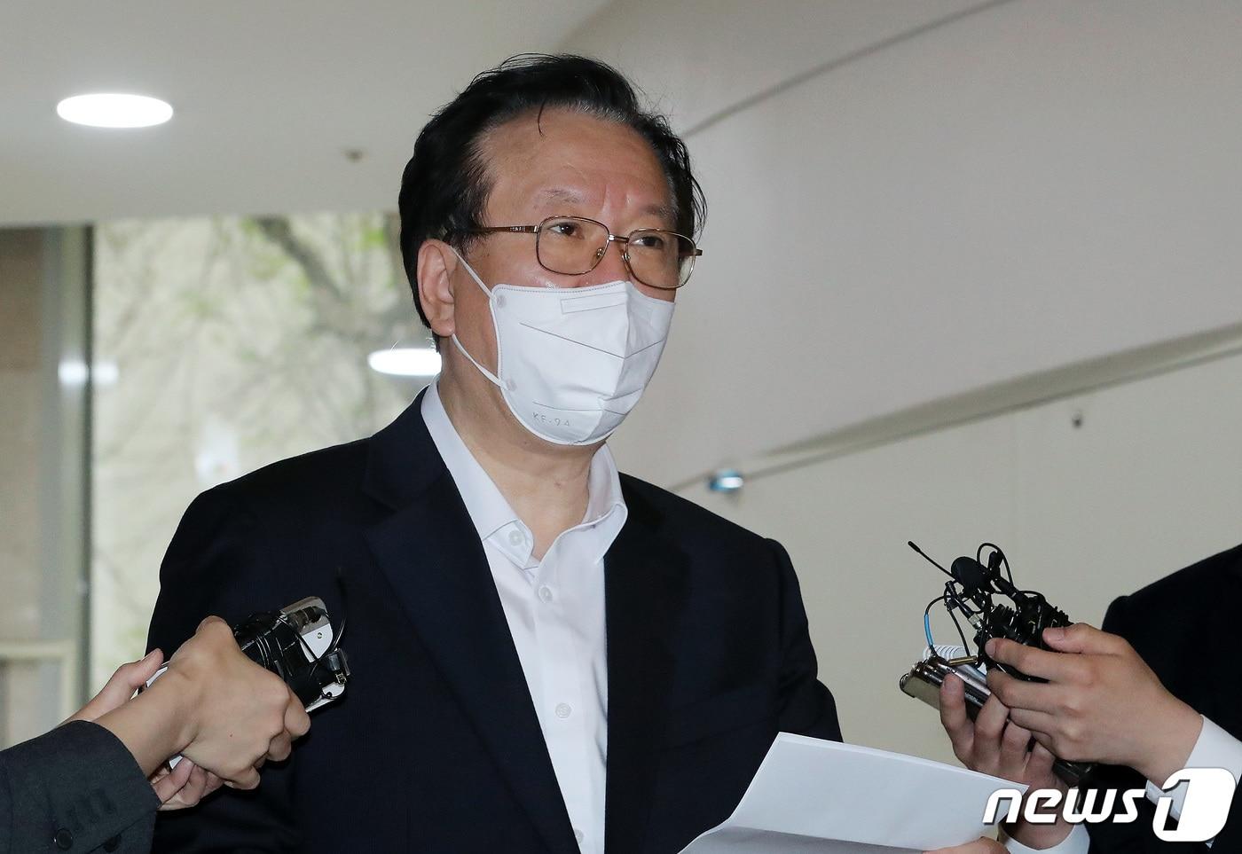 정호영 보건복지부 장관 후보자가 22일 오전 서울 서대문구 국민연금공단 서울북부지역본부에 마련된 인사청문회 준비 사무실로 출근하며 취재진의 질문에 답하고 있다. 2022.4.22/뉴스1 ⓒ News1 이동해 기자