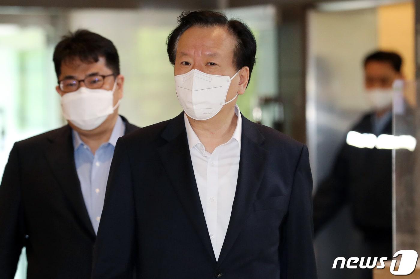 본문 이미지 - 정호영 보건복지부 장관 후보자가 22일 오전 서울 서대문구 국민연금공단 서울북부지역본부에 마련된 인사청문회 준비 사무실로 출근하고 있다. 2022.4.22/뉴스1 ⓒ News1 이동해 기자