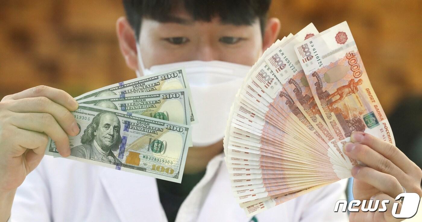 본문 이미지 - 서울 중구 하나은행위변조대응센터에서 직원이 달러와 루블화를 공개하고 있다. 2022.4.22/뉴스1 ⓒ News1 이성철 기자