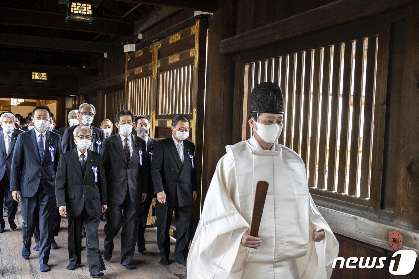 본문 이미지 - 작년 4월 일본 국회의원들이 야스쿠니 신사 봄 제사를 맞아 집단 참배하기 위해 이동 중이다. ⓒ AFP=뉴스1