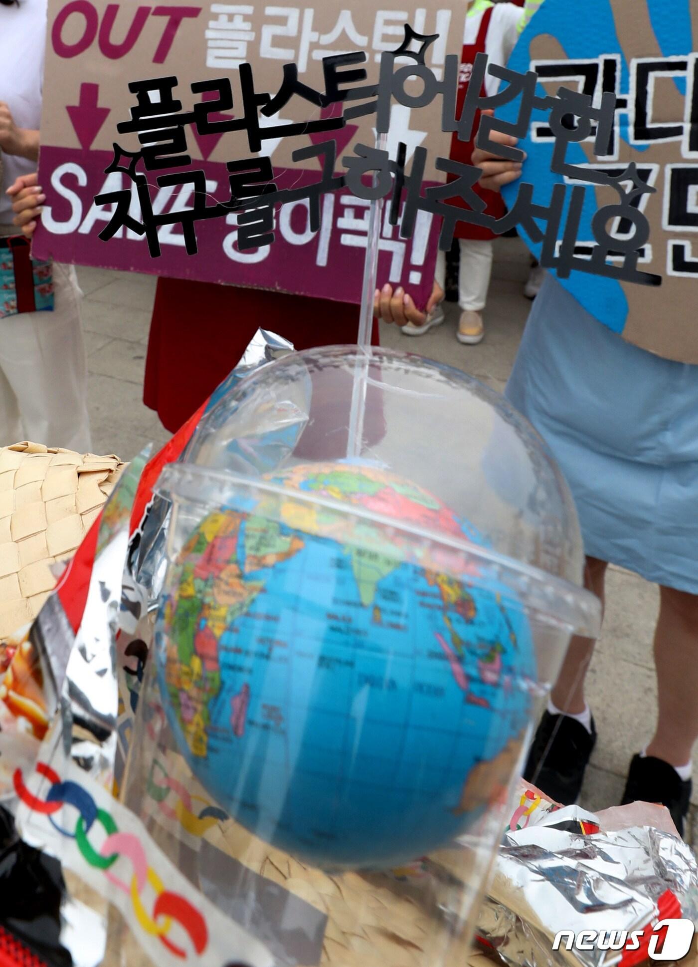 본문 이미지 - 22일 서울 영등포구 여의도 한강공원에서 지구의 날을 맞아 플라스틱 등 일회용 포장제 쓰레기를 줄이기 위한 '고 네이키드, 노 플라스틱' 캠페인이 진행되고 있다. 2022.4.22/뉴스1 ⓒ News1 이동해 기자