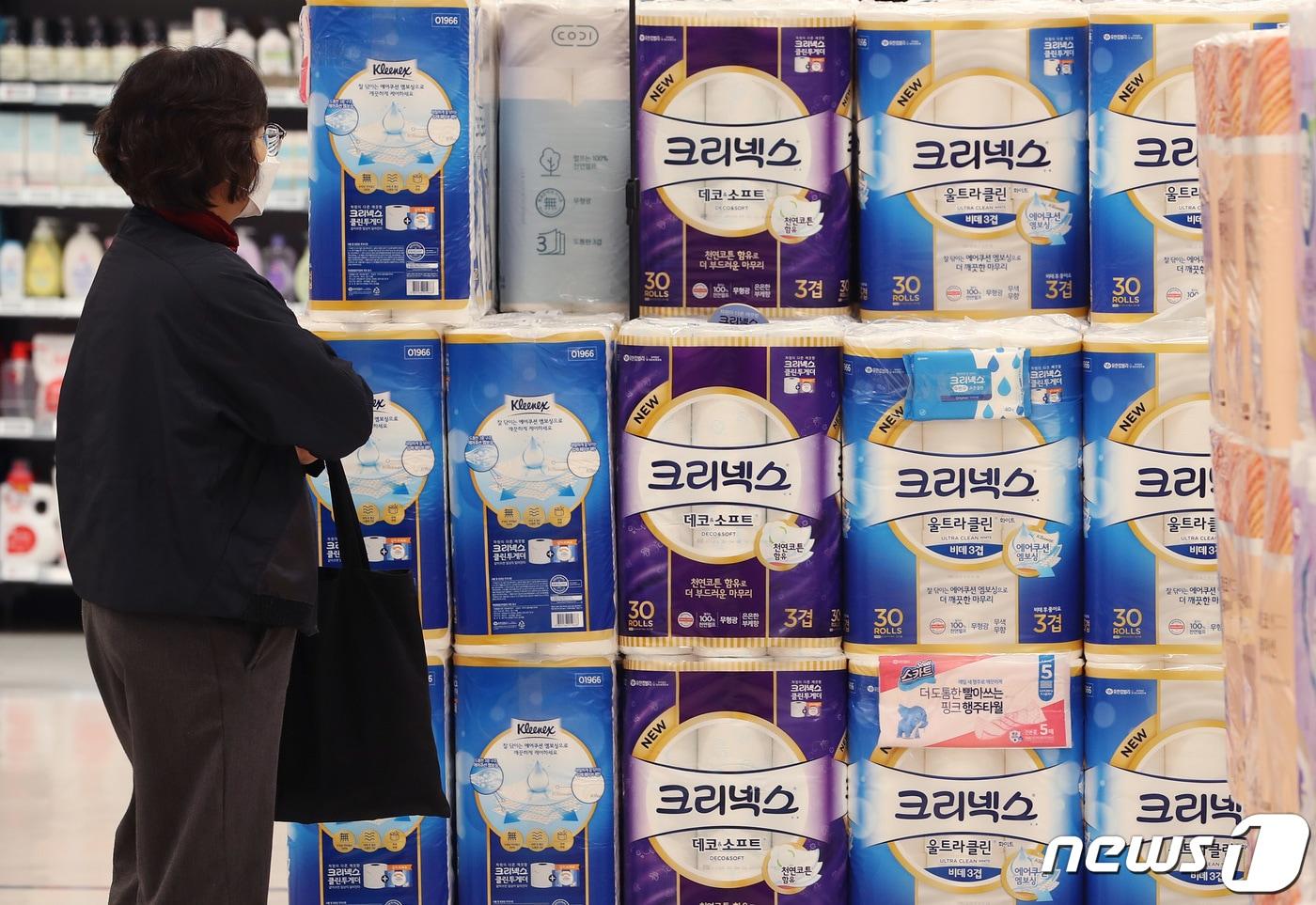 본문 이미지 - 서울의 한 대형마트에 진열된 휴지./뉴스1 ⓒ News1 이성철 기자