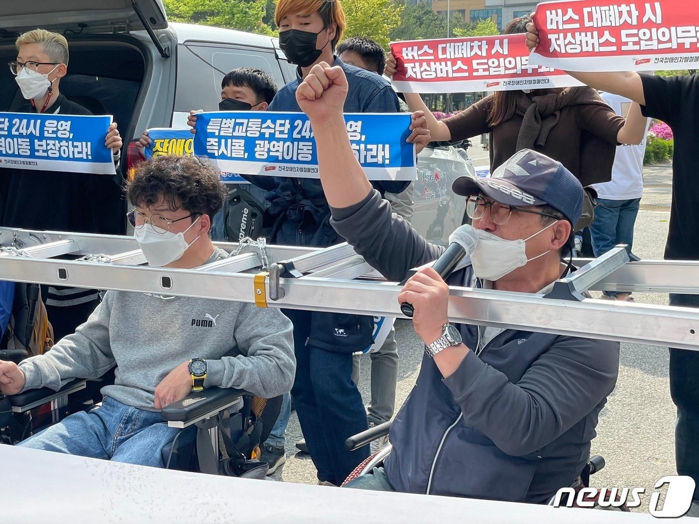 본문 이미지 - 전북장애인차별철폐연대(이하 전북장차연)는 22일 전북도청 앞 도로에서 집회를 열고 "지역에 만연한 장애인 차별을 알리기 위해 투쟁을 선포한다"고 밝혔다. 이들은 이날 전북도청 앞 도로를 막고 장애인 콜택시 24시간 운영 등을 요구했다.2022.4.22/ⓒ 뉴스1 이지선기자