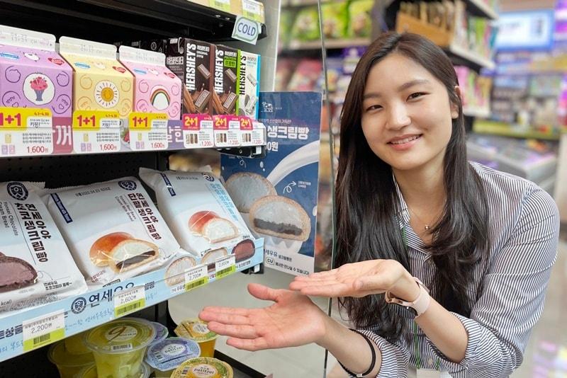 본문 이미지 - 김소연 상품본부 스낵식품팀 디저트 MD(책임)가 연세우유 생크림빵을 소개하는 모습(BGF리테일 제공).ⓒ 뉴스1