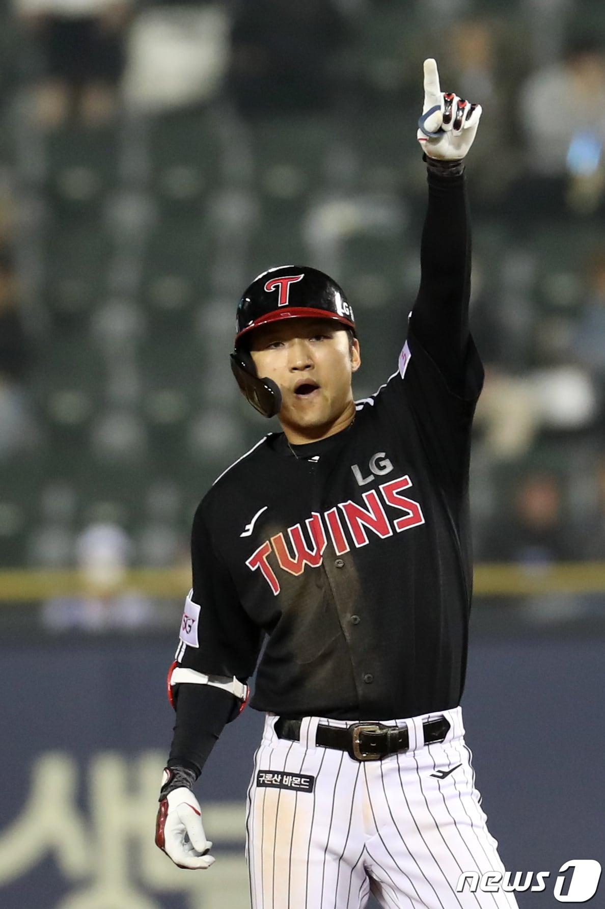 본문 이미지 - 22일 오후 서울 송파구 잠실야구장에서 열린 ‘2022 신한은행 SOL KBO리그’ LG트윈스와 두산베어스의 경기에서 6회초 LG 공격 박해민이 1타점 적시타를 치고 기뻐하고 있다. 2022.4.22/뉴스1 ⓒ News1 이승배 기자