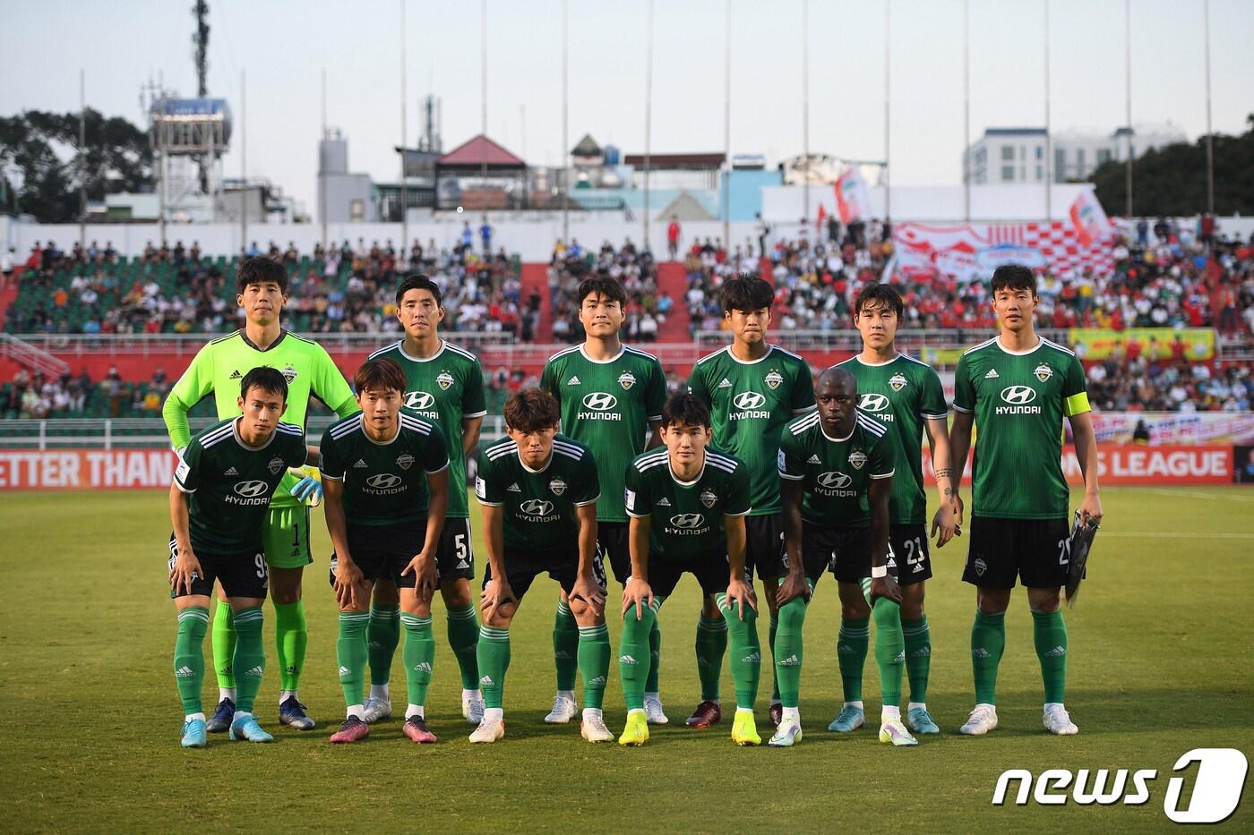 본문 이미지 - 22일(현지시간) 베트남 호찌민 통낫 스타디움에서 열린 ACL 2022 조별리그 3차전 H조 전북 현대와 호앙아인 잘라이의 경기에 앞서 전북 선수들이 기념촬영을 하고 있다.(AFC 제공) 2022.4.22/뉴스1