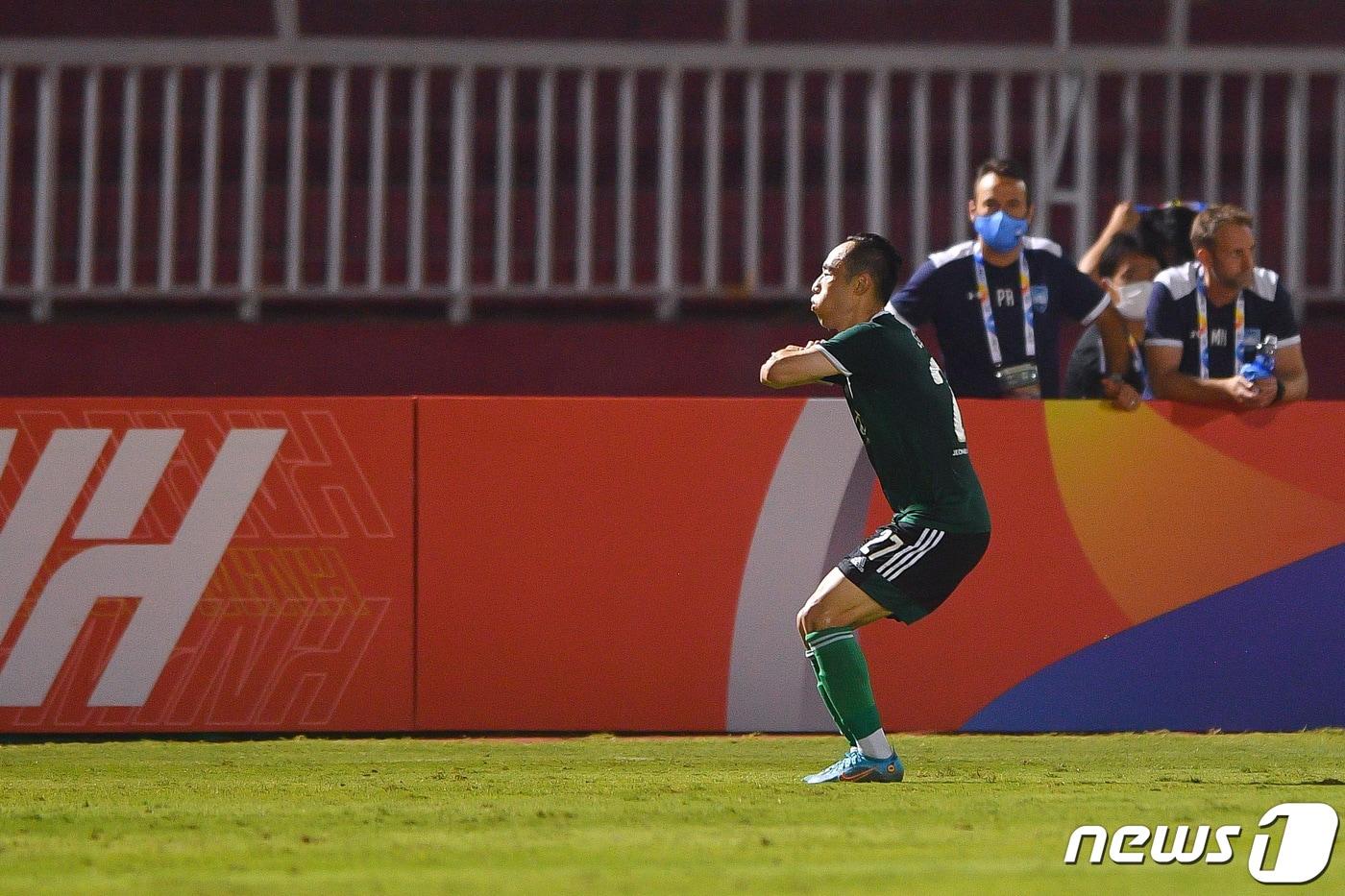 22일(현지시간) 베트남 호찌민 통낫 스타디움에서 열린 '2022 아시아축구연맹(AFC) 챔피언스리그' 조별리그 3차전 H조 전북현대 대 호앙아인 잘라이의 경기에서 전북 문선민이 득점에 성공한 뒤 세리머니를 하고 있다.(AFC 제공) 2022.4.22/뉴스1