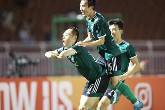 본문 이미지 - 22일(현지시간) 베트남 호찌민 통낫 스타디움에서 열린 ACL 2022 조별리그 3차전 H조 전북현대 대 호앙아인 잘라이의 경기에서 전북 문선민이 득점에 성공한 뒤 세리머니를 하고 있다.(전북 현대 제공) 2022.4.22/뉴스1