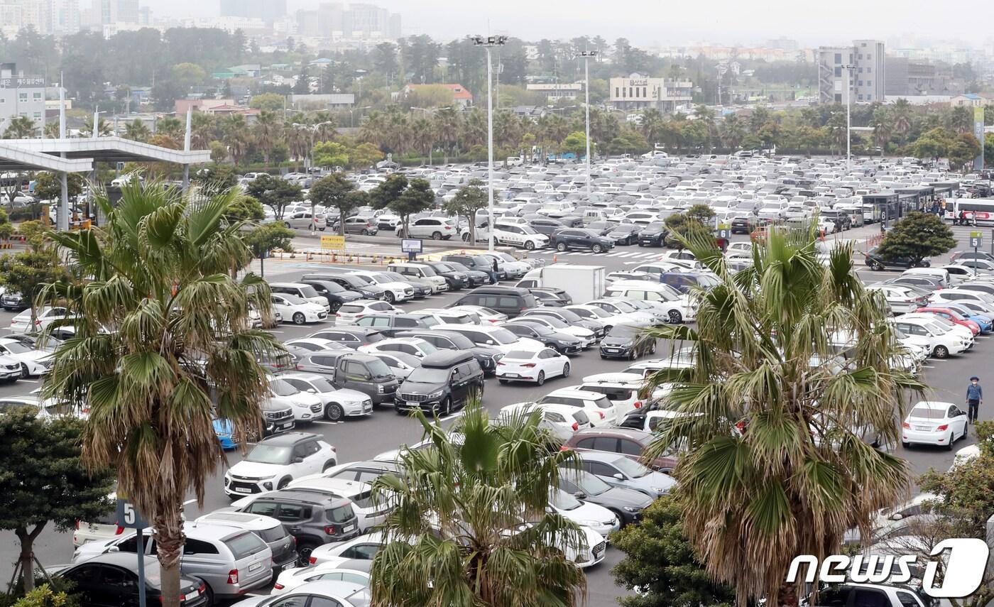 사회적 거리두기 조치가 사실상 전면 해제된 후 첫 주말인 23일 제주국제공항 주차장이 타지로 나가는 여행객 등의 차량으로 가득 차 있다. 2022.4.23/뉴스1 ⓒ News1 오현지 기자