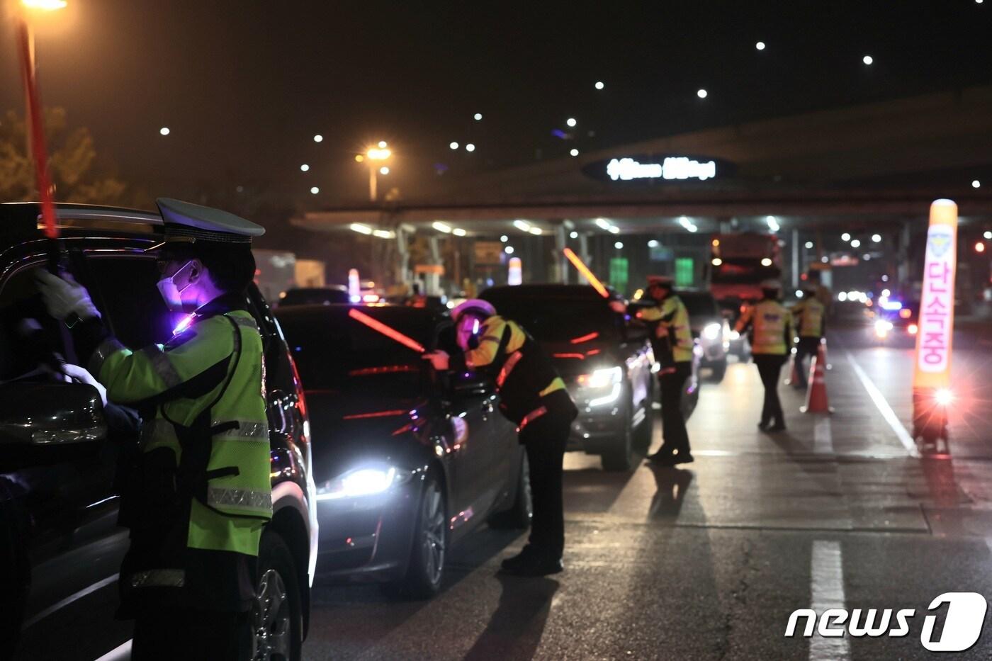 본문 이미지 - 경기남부경찰청이  심야에 도내 주요 고속도로에서 음주운전 일제단속을 벌이고 있다. 경기남부청 제공. ⓒ 뉴스1