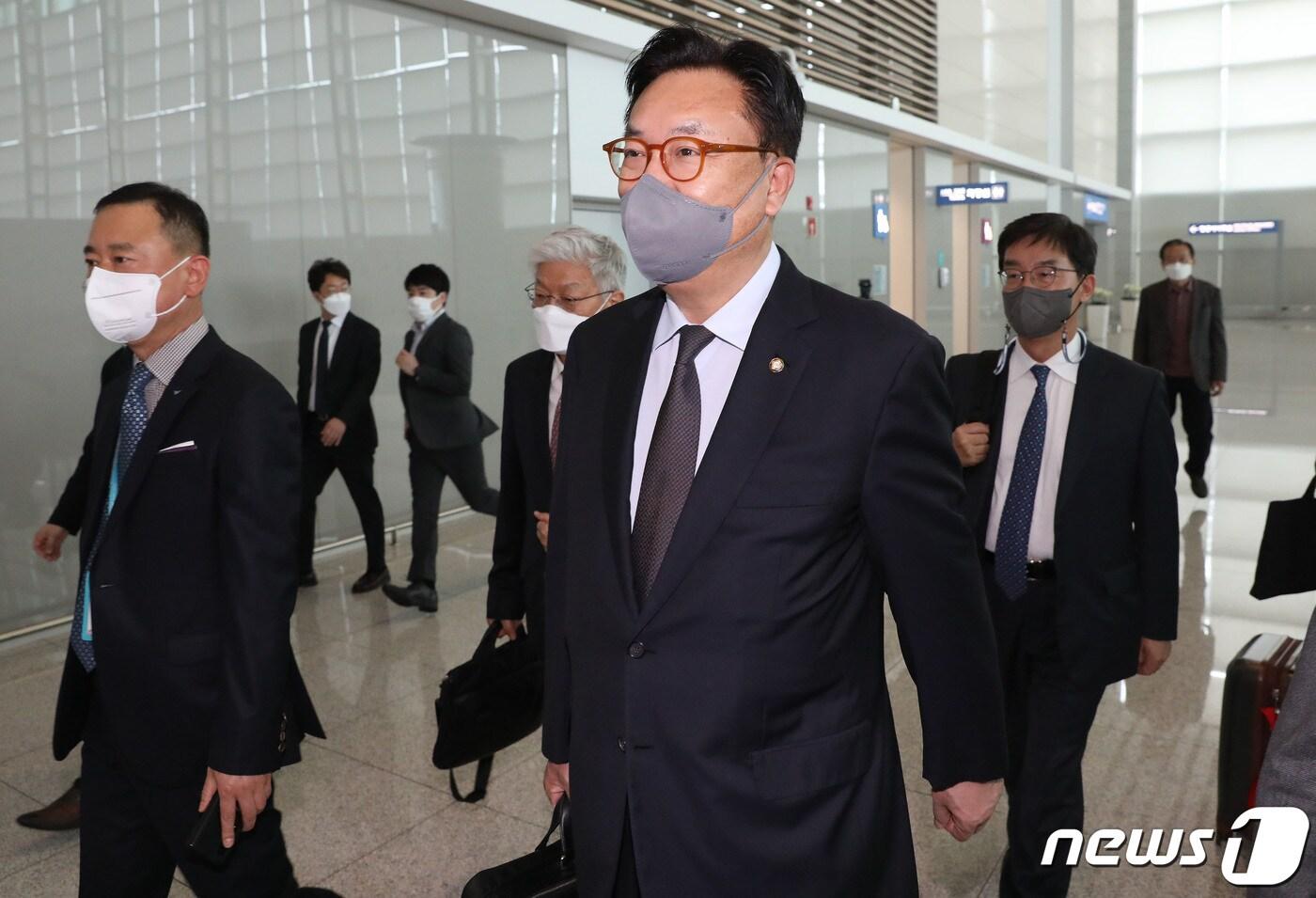 정진석 국회 부의장(국민의힘)이 24일 오전 인천국제공항 제2터미널을 톻해 출국하고 있다. 2022.4.24/뉴스1 ⓒ News1 임세영 기자