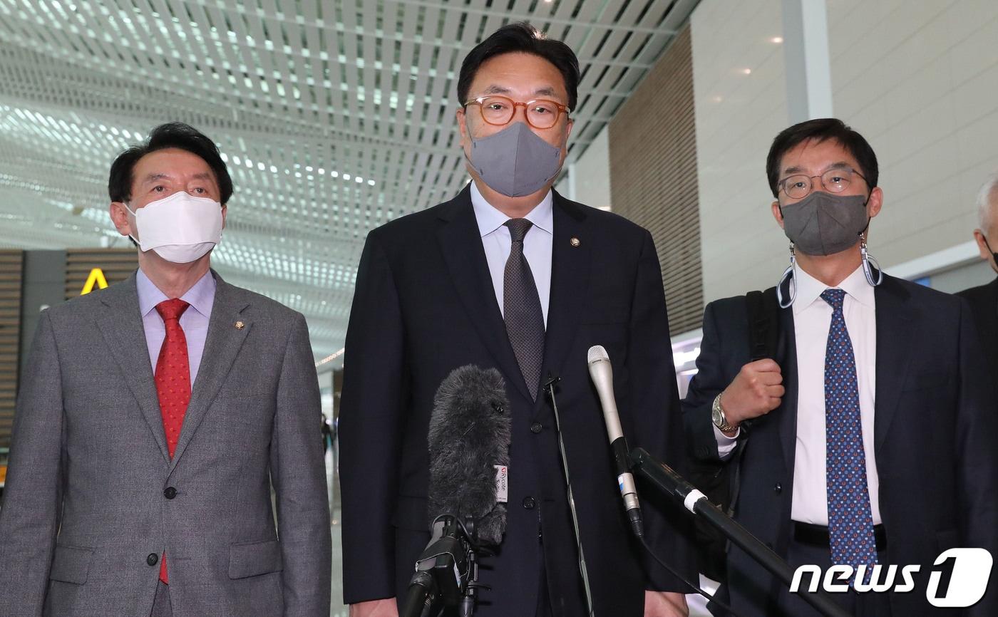 본문 이미지 - 윤석열 대통령 당선인의 한일정책협의단장을 맡은 정진석 국회 부의장(가운데)이 24일 오전 인천국제공항 제2터미널을 톻해 일본으로 출국하기 앞서 취재진의 질문에 답하고 있다. 2022.4.24/뉴스1 ⓒ News1 임세영 기자