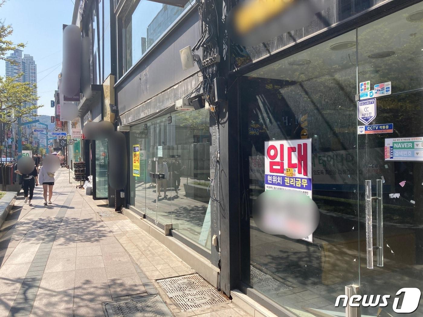 본문 이미지 - 부산 남포동 광복로 한 상가 건물에 임대광고가 붙여져 있다.ⓒ 뉴스1