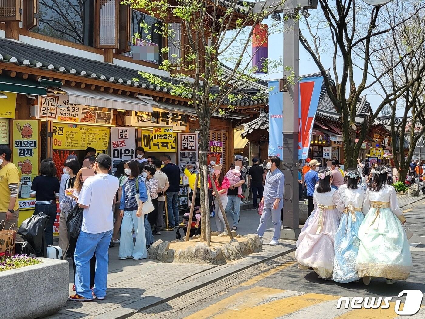 본문 이미지 - 사회적 거리두기 해제 후 맞이한 휴일인 24일 전북 전주한옥마을에 관광객들이 북적이고 있다.2022.4.24./ⓒ 뉴스1ⓒ 뉴스1