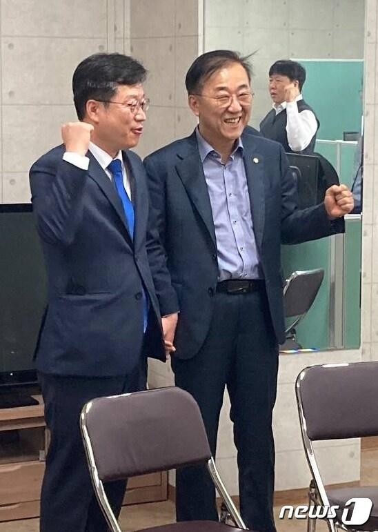 본문 이미지 - 24일 김윤덕 의원(오른쪽) 전북도지사 선거준비사무실에서 안호영 의원과 화이팅을 외치고 있다.(의원실제공)2022.4.24/뉴스1