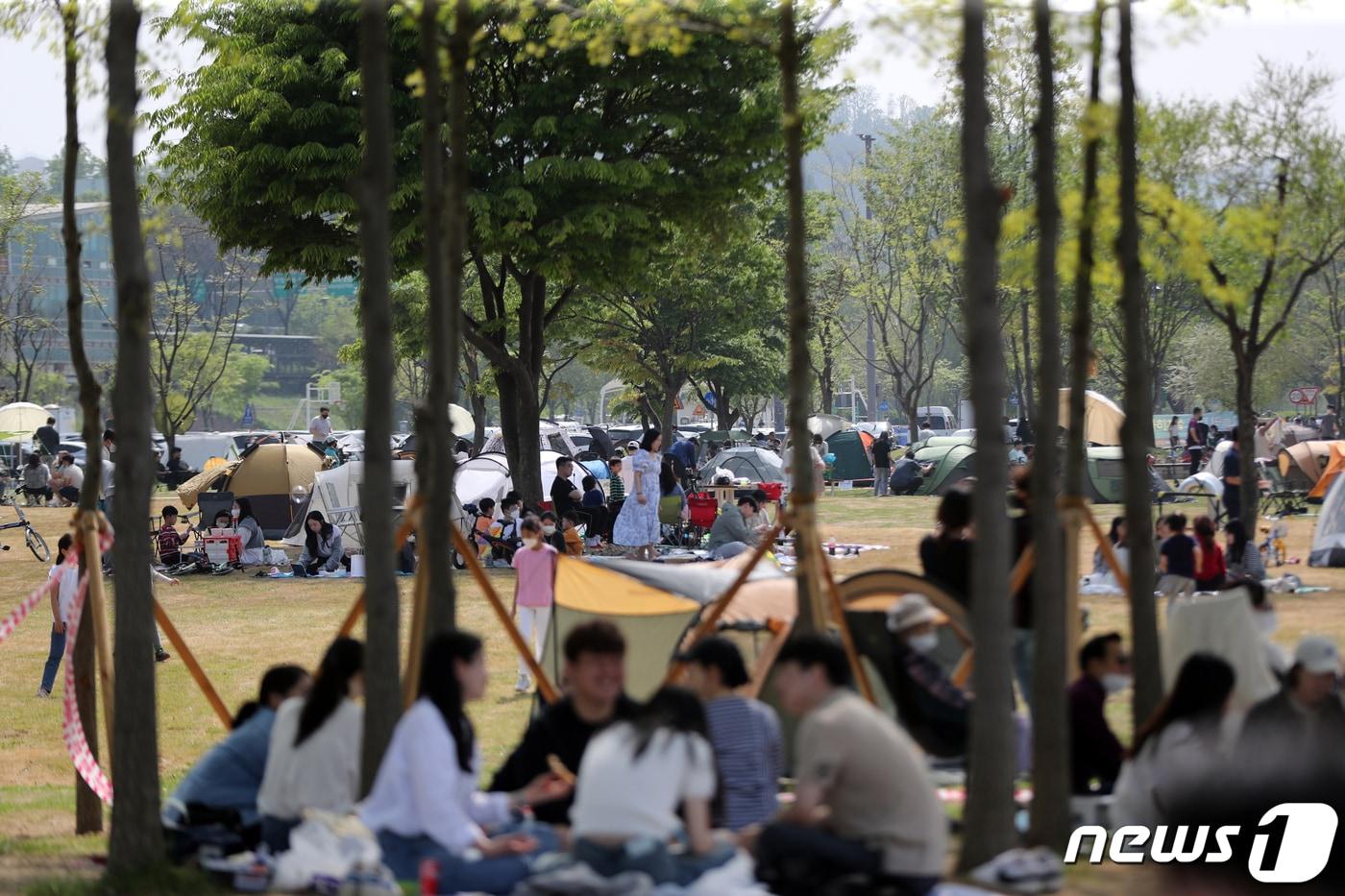 사회적 거리두기가 해제되고 첫 주말인 지난해 4월24일 오후 서울 반포한강공원을 찾은 시민들이 휴일을 만끽하고 있다. 2022.4.24/뉴스1 ⓒ News1 황기선 기자