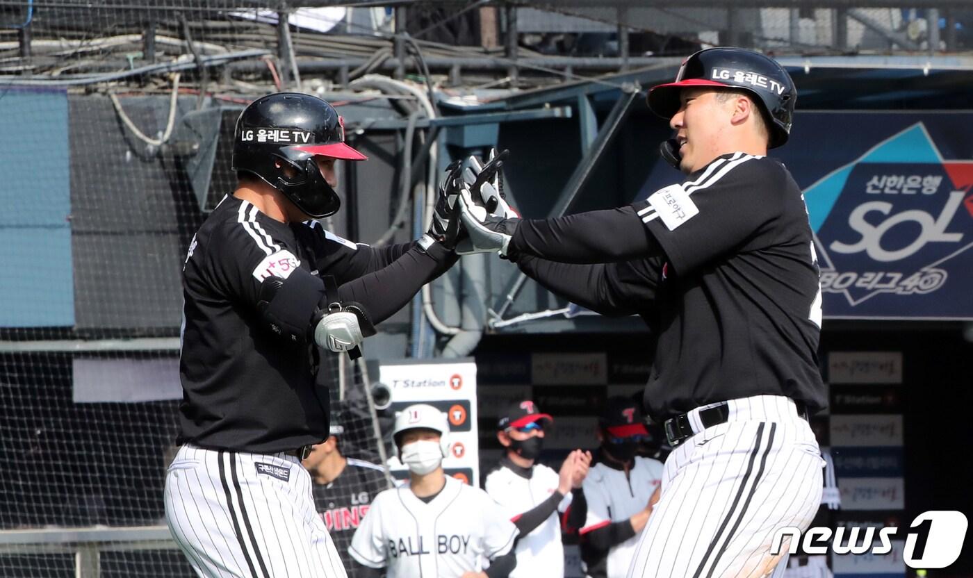 오지환(왼쪽)과 김현수. 2022.4.24/뉴스1 ⓒ News1 장수영 기자