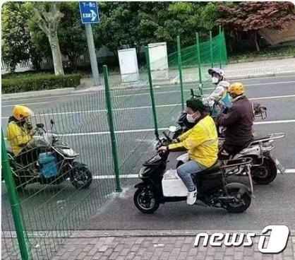 본문 이미지 - 상하이 아파트 주변에 설치된 철제 울타리 - 웨이보 갈무리