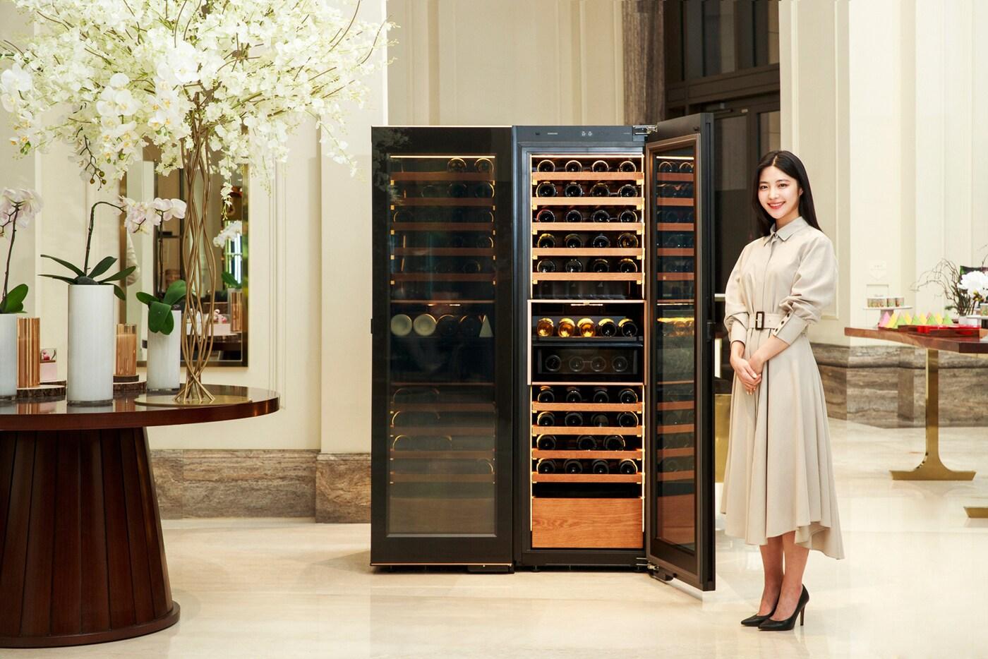 삼성전자 모델이 인천 운서동에 위치한 파라다이스시티 호텔에서 '비스포크 와인냉장고 인피니트 라인'과 '비스포크 큐브 에어' 체험 공간을 소개하고 있다. (삼성전자 제공) ⓒ 뉴스1