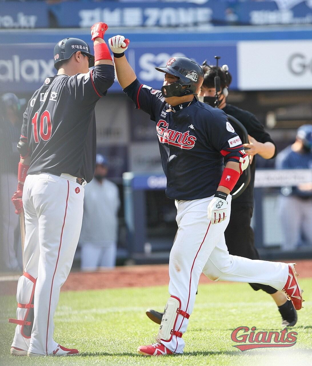 본문 이미지 - 한동희(오른쪽)가 이대호와 하이파이브를 하고 있다.(롯데 자이언츠 제공) ⓒ 뉴스1