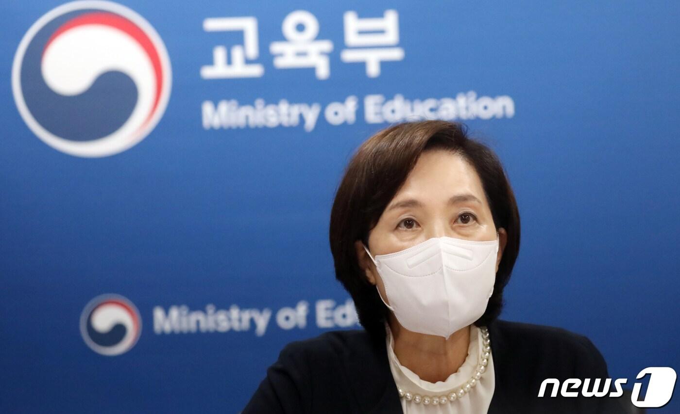 본문 이미지 - 유은혜 사회부총리 겸 교육부 장관이 25일 서울 종로구 세종대로 정부서울청사에서 열린 제5차 교육복지위원회 회의에서 모두발언을 하고 있다. 2022.4.25/뉴스1 ⓒ News1 김명섭 기자