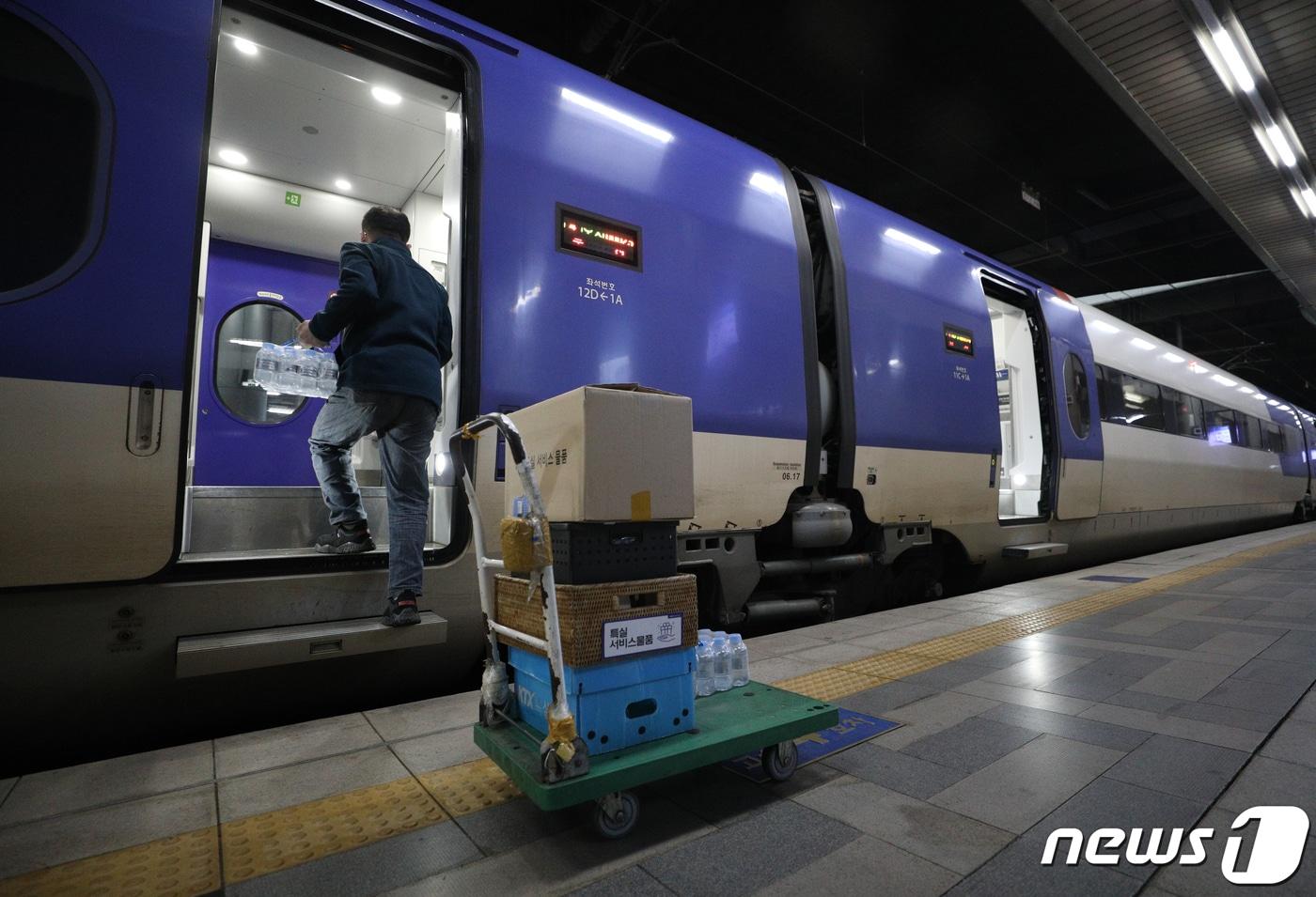서울역 부산행 KTX에서 직원이 특실 승객들에게 제공할 간식을 옮기고 있다. 2022.4.25/뉴스1 ⓒ News1 신웅수 기자