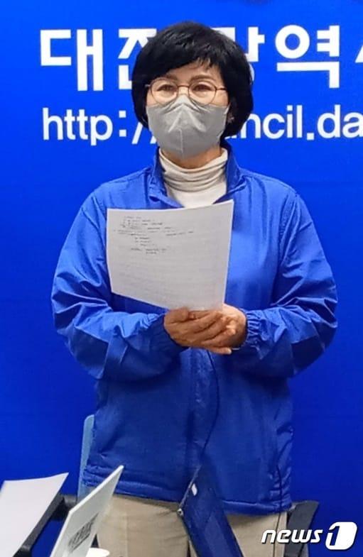 본문 이미지 -  6·1지방선거 후보자 공천과 관련한 마찰이 전국 곳곳에서 이어지고 있다. 사진은 김인식 전 대전시의회 의장이 25일 시의회에서 기자회견을 갖고 서구청장 선거 불출마와 민주당 탈당을 선언하고 있는 모습../ⓒ뉴스1 최일 기자