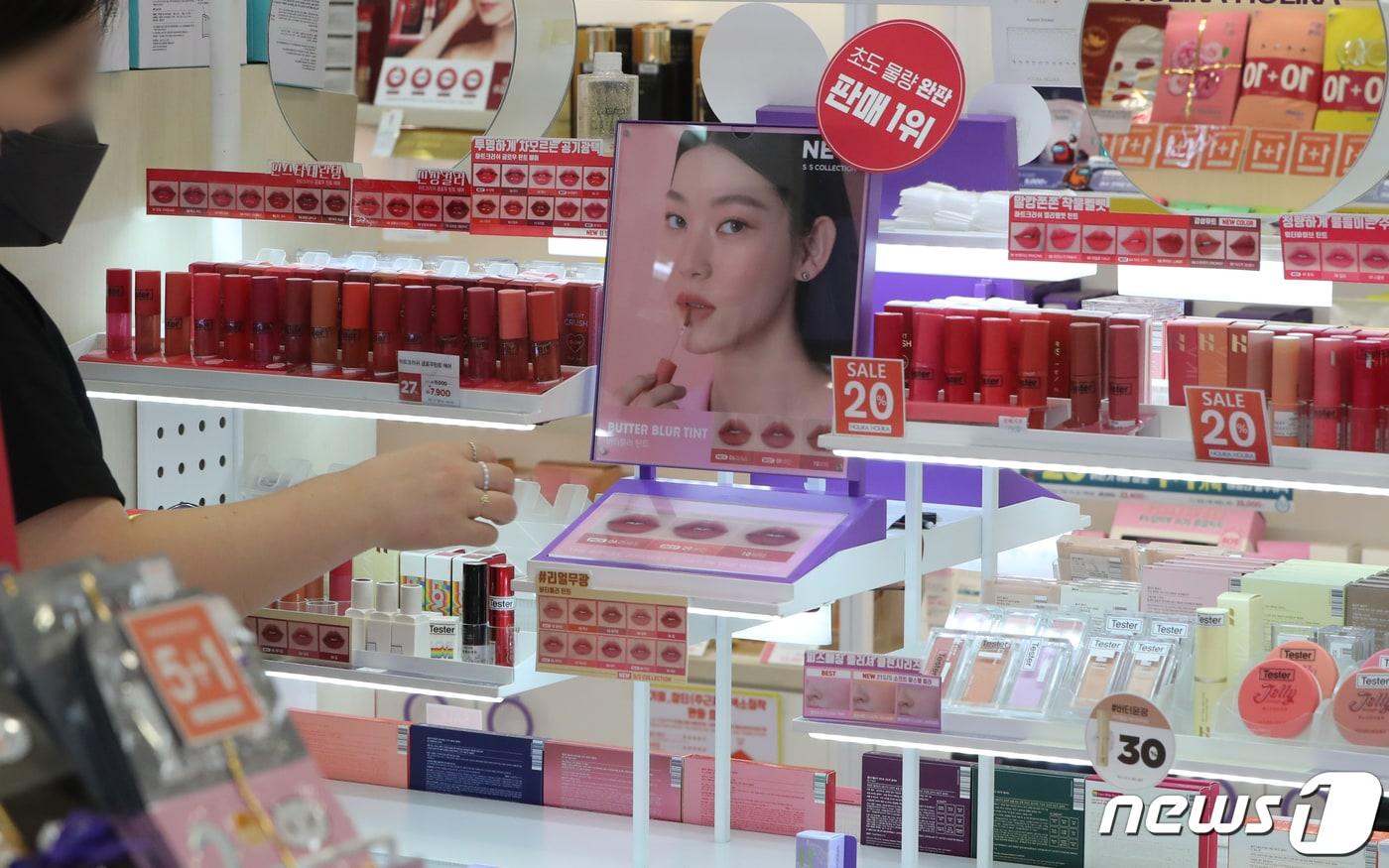 본문 이미지 - 서울의 한 대형마트 화장품 매장. 2022.4.25 ⓒ 뉴스1 허경 기자